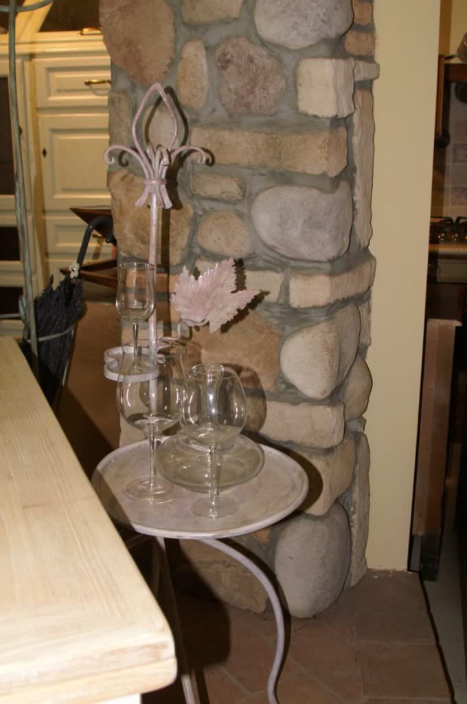 tavolo degustazione vino in ferro battuto, idee per vino,
